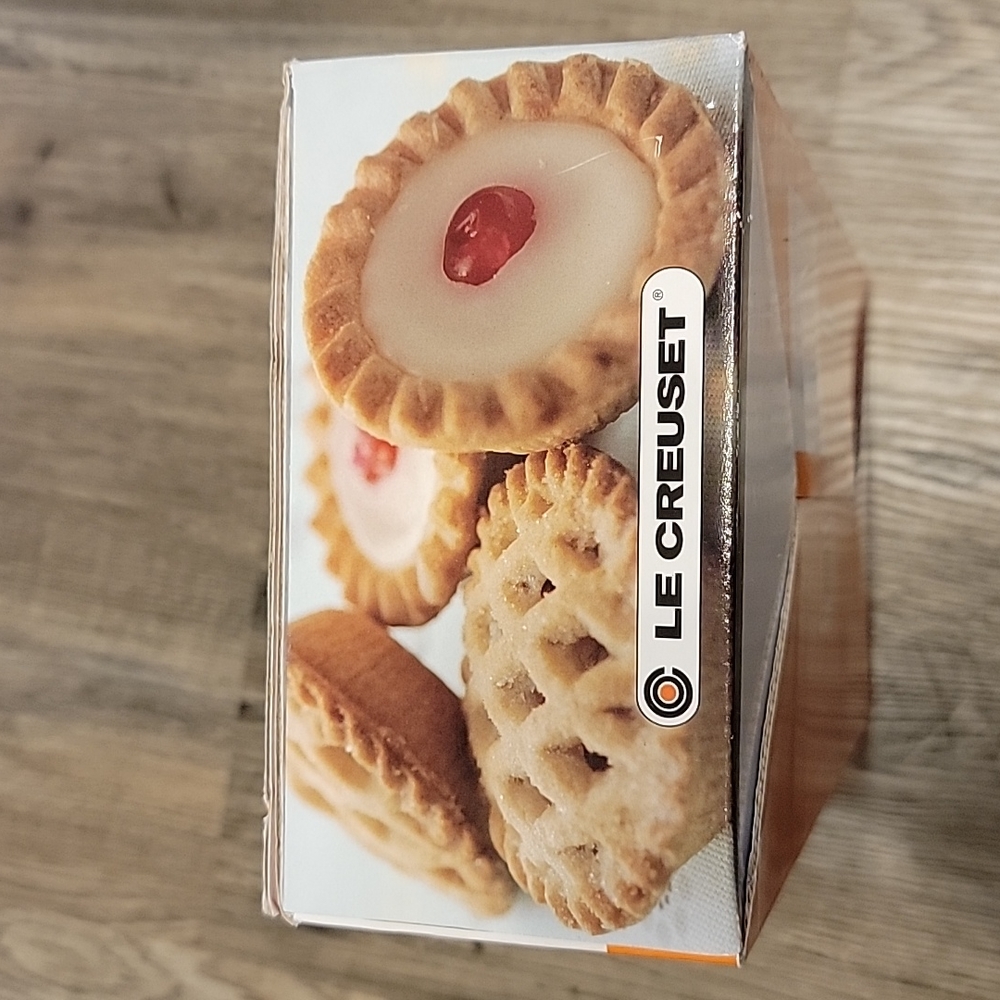 Le Creuset Cassis Set of 4 Petite Pie Dishes - Picture 8 of 13